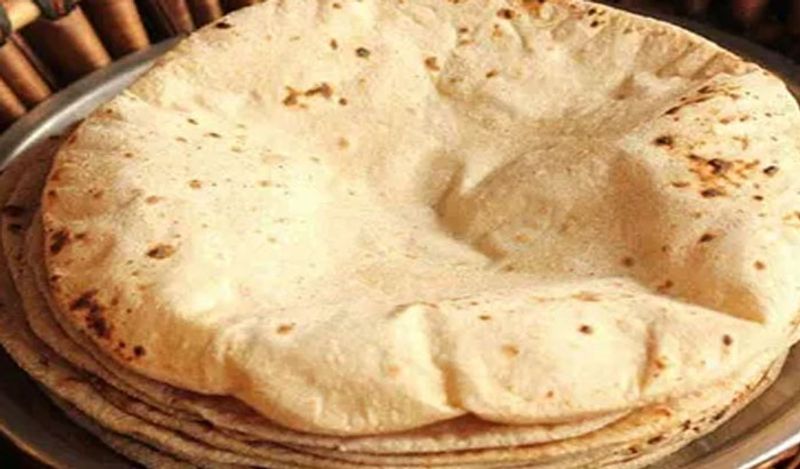 রাগির রুটি- রাগি আটায় প্রচুর পরিমাণে ফাইবার থাকে। ফাইবার অনেকক্ষণ পেট ভর্তি রাখে। যার ফলে বার বার খিদে পাওয়ার প্রবণতা অনেকটাই কমে যায়। এবং ডায়াবিটিও নিয়ন্ত্রণে থাকে। এই কারণেই ডায়াবিটিস রোগীদের রাগির আটার রুটি খাওয়ার পরামর্শ দেন চিকিৎসকরা।