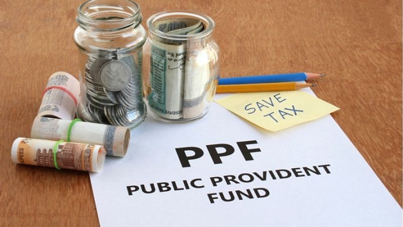 पीपीएफ (PPF) स्कीम में निवेश करने पर जहां बेहतर रिटर्न की गारंटी तो मिलती ही है, वहीं साथ में निवेशकों को इनकम टैक्स एक्ट (Income Tax Act) के सेक्शन 80C के तहत टैक्स छूट का भी लाभ मिलता है। इस स्कीम में केंद्र सरकार की सॉवरेन गांरटी मिलती है। इसलिए इसमें लगाया पैसा हमेशा पूरी तरह सुरक्षित होता है। (फाइल फोटो)