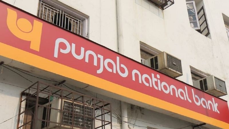 पंजाब नेशनल बैंक में पीपीएफ स्कीम के तहत खुद अपने नाम पर या किसी नाबालिग के नाम पर भी अकाउंट खुलवाया जा सकता है। इसमें नाबालिग के वयस्क होने तक उसके अभिभावक के रूप में खाते का संचालन करना पड़ेगा। (फाइल फोटो)