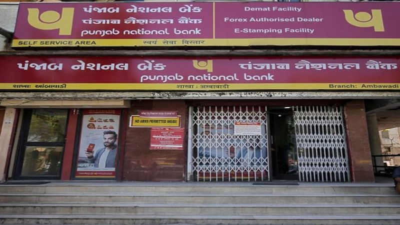 पीपीएफ (PPF) स्कीम में मेच्योरिटी पीरियड 15 साल का है। लेकिन इसे 5 साल के लिए बढ़ाया जा सकता है और इस पर ज्यादा रिटर्न हासिल किया जा सकता है। मेच्योरिटी के बाद स्कीम को 5 साल और बढ़ाने के लिए बैंक में एप्लिकेशन देना होगा। (फाइल फोटो)