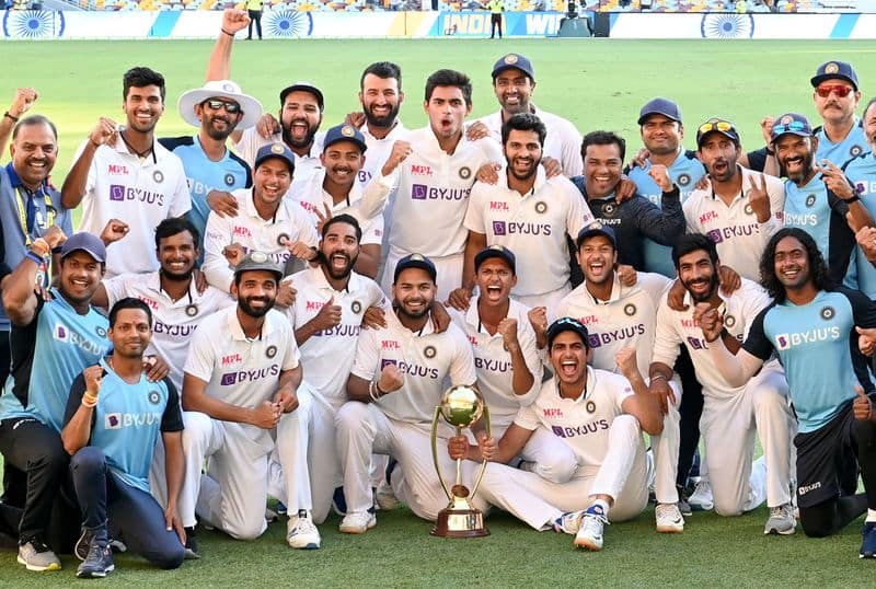 brian lara hugged sunil gavaskar and said we won in channel 7 farewell party after india test series win against australia