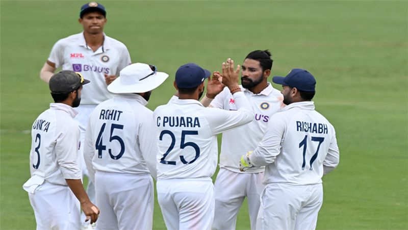 কিন্তু চোট সমস্যা পিছু ছাড়েনি ভারতীয় দলের। চোটের কারণে চতুর্থ টেস্ট ম্যাচ থেকে ছিটকে যান বুমরা, অশ্বিন, জাদেজা ও হুনমা বিহারী। ফলে ফাইনাল টেস্টের আগে চাপ বাড়ে ভারতীয় দলের।