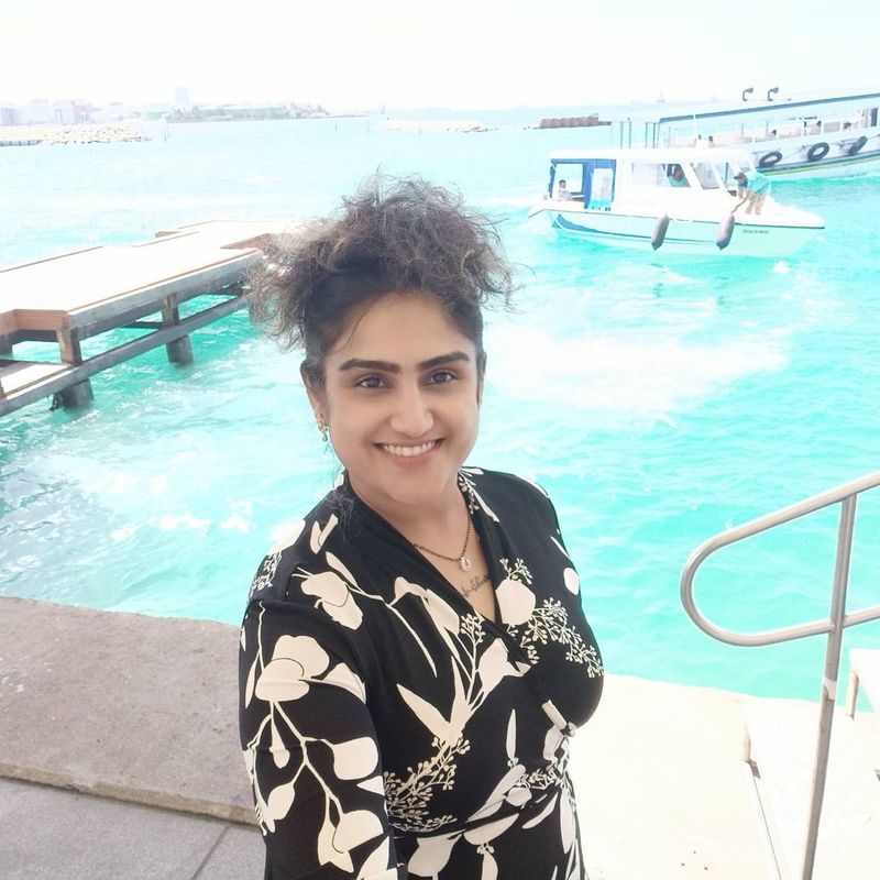 మరోవైపు ఇటీవల వనిత పాత జ్ఞాపకాలను వదిలేసి కొత్త జీవితాన్ని ప్రారంభిస్తుంది. ఇప్పుడిప్పుడే సంతోషంగా ఉంటోంది. రెగ్యూలర్ లైఫ్లోకి వస్తుంది.