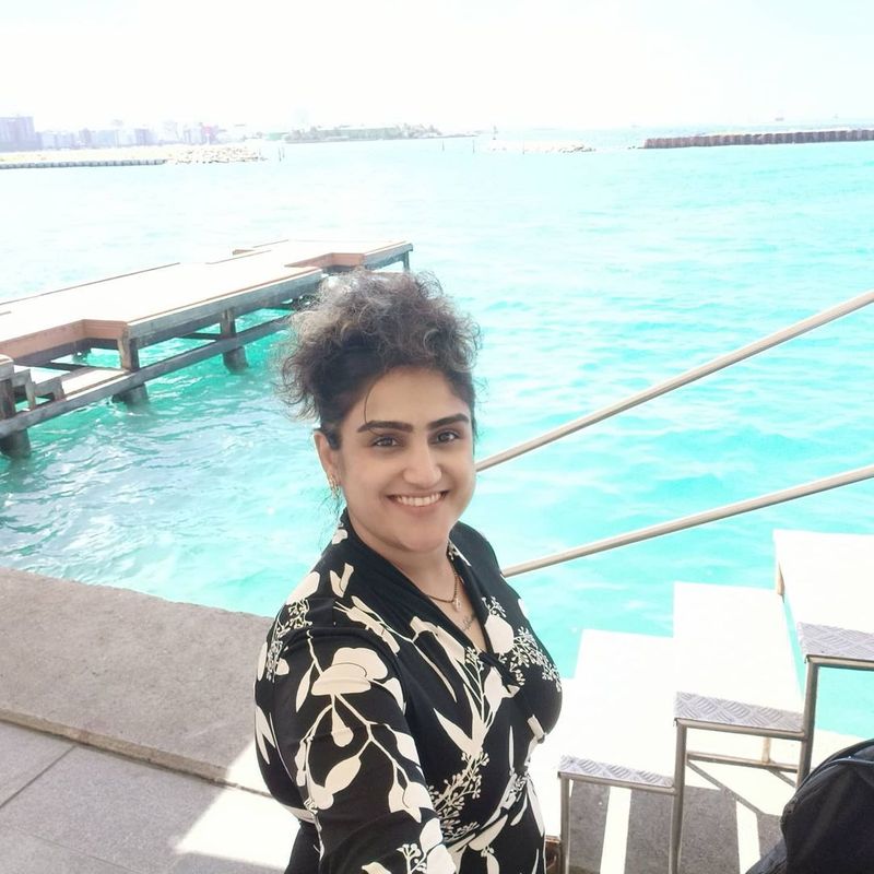 తెలుగులో `దేవి` చిత్రంలో నటించిన వనితా పలు తమిళ సినిమాల్లో హీరోయిన్గా, క్యారెక్టర్ ఆర్టిస్టుగా మెరిసింది. దీంతోపాటు బిగ్బాస్ 3లో కంటెస్టెంట్గా, ఇప్పుడు నాల్గో సీజన్లో గెస్ట్ కంటెస్టెంట్గా మెరిసింది.