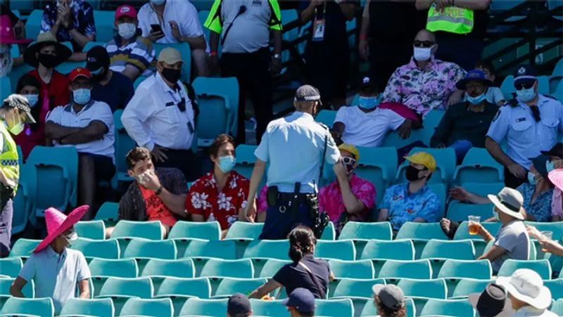 ब्रिस्बेन (Brisbane) में भारत और ऑस्ट्रेलिया के बीच चौथे मैच के दौरान भारतीय खिलाड़ियों के साथ बदसलूकी की थी। टेस्ट मैच के पहले दिन कुछ दर्शकों ने भारतीय टीम के स्पिनर वाशिंगटन सुंदर और तेज गेंदबाज मोहम्मद सिराज को गाली दी। जब दोनों खिलाड़ी बाउंड्री पर फिल्डिंग कर रहे थे, तब क्राउड ने उन्हें अपमानजनक शब्द कहें।