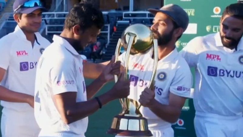 తాజాగా ఈ విషయంపై రహానేని ప్రశ్నించాడు క్రికెట్ కామెంటేటర్ హర్షా బోగ్లే... ‘కంగారు ఆకారంలో తయారుచేసిన కేక్ కట్ చేసేందుకు మీరు అంగీకరించలేదట... ఎందుకు?’ అని రహానేని అడగగా...