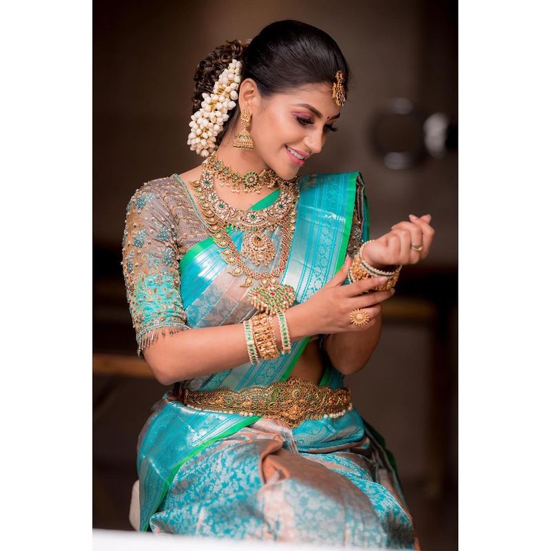 ஆனால் இன்றோ அடக்க ஒடுக்கமான குடும்ப குத்துவிளக்காக யாஷிகா ஆனந்த் நடத்தி முடித்துள்ள போட்டோ ஷூட் சோசியல் மீடியாவில் வைரலாகி வருகிறது. 