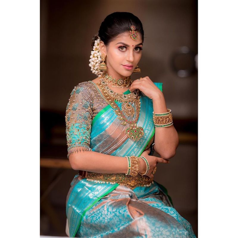 தலை நிறைய மல்லிகைப்பூ, முகம் மலர சிரிப்பு என பார்க்க, பார்க்க கண்ணு படும் அளவிற்கு அழகாக இருக்கிறார் யாஷிகா. 