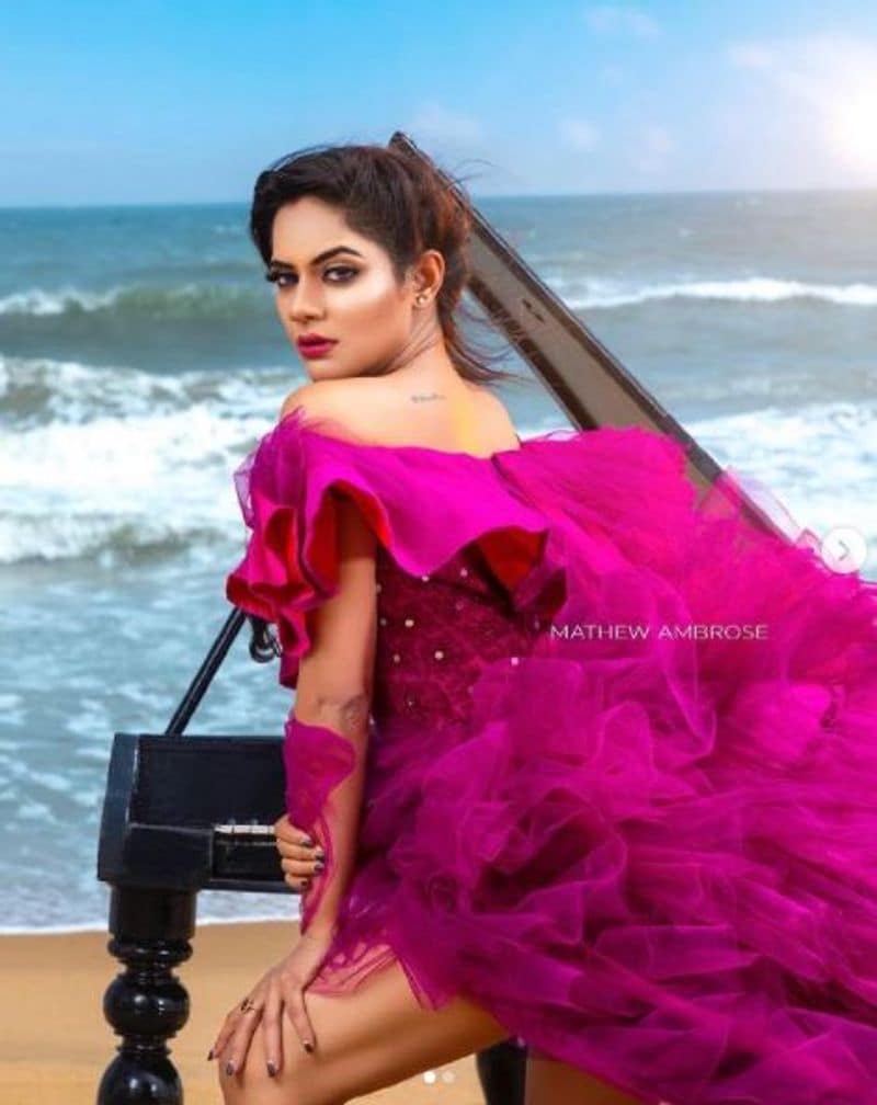 கண்ணை வரும் பட்டம் பூச்சி போல்.... புசு புசு உடையில் ஐஸ்வர்யா தத்தா 