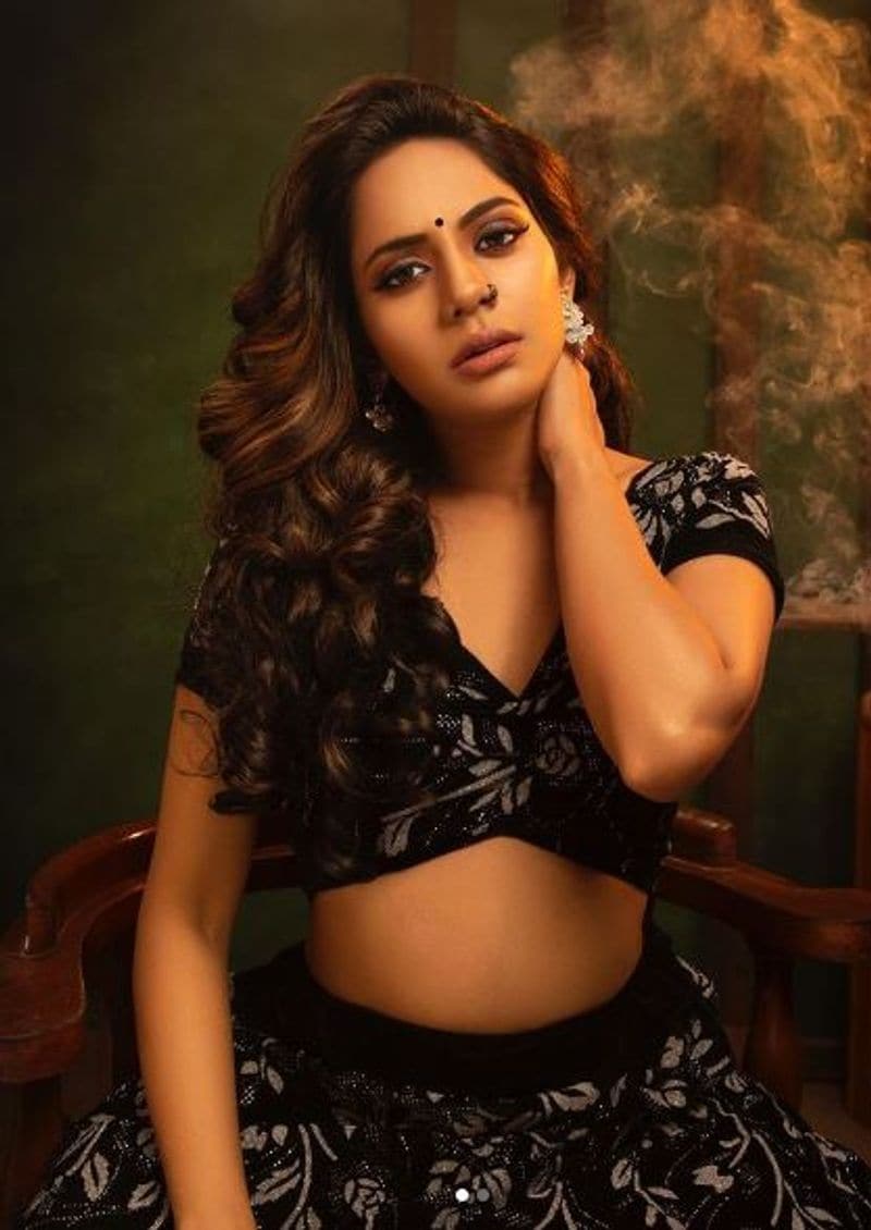 
உலக நாயகன் கமல்ஹாசன் தொகுத்து வழங்கிய பிக் பாஸ் நிகழ்ச்சியில் இரண்டாவது சீசனில் போட்டியாளராக பங்கேற்ற தன் மூலம் பட்டி, தொட்டி எல்லாம் பிரபலமானார்.