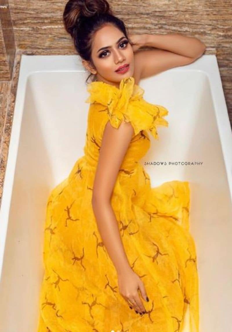 மஞ்சள் நிற மலர் போல் பாத் டப்பில் படுத்து பாடாய் படுத்தும் ஐஸ்வர்யா தத்தாவின் அழகு போஸ் 