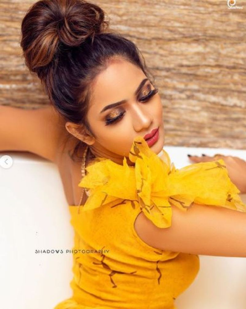 கண்ணில் போட்ட மேக்அப் சும்மா கிளார் அடிக்குது 