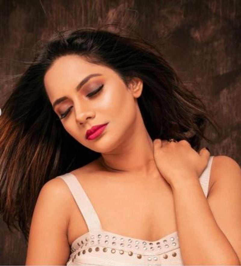 கண்களை மூடி ரசிகர்களை கவரும் பிக்பாஸ் நாயகி 