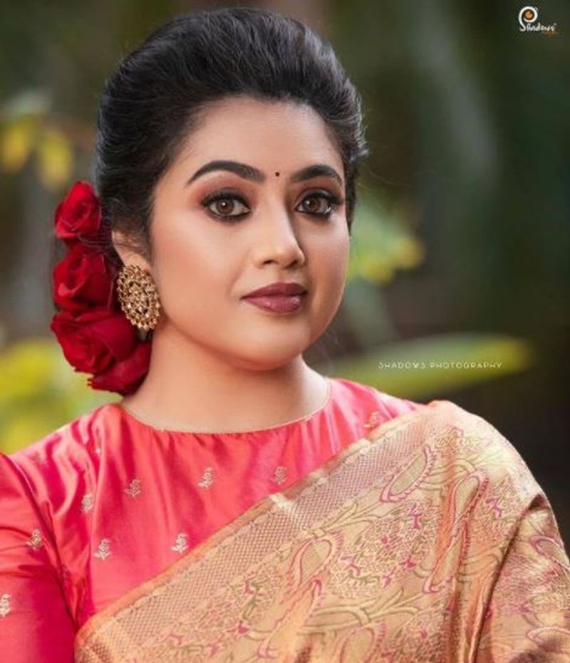 இவரை தொடர்ந்து இவரது மகள், நைனிகாவும்.... தளபதி விஜய் இயக்குனர் அட்லீ இயக்கத்தில் நடித்த, 'தெறி' படத்தில் குழந்தை நட்சத்திரமாக நடித்து அசத்தியிருந்தார்.