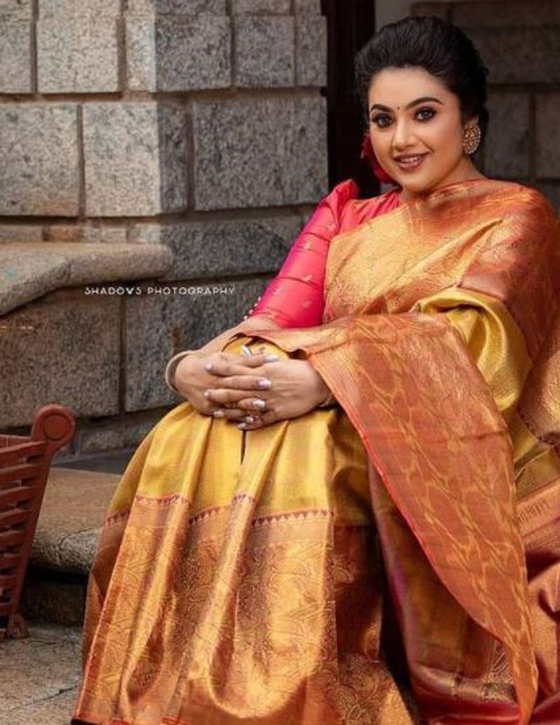 மகளும் நன்கு வளர்ந்து விட்டதால், மீனா வெப் சீரிஸ், தமிழ், மலையாளம், தெலுங்கு உள்ளிட்ட மொழிகளில் நடிப்பதில் செம்ம பிஸியாகியுள்ளார்.