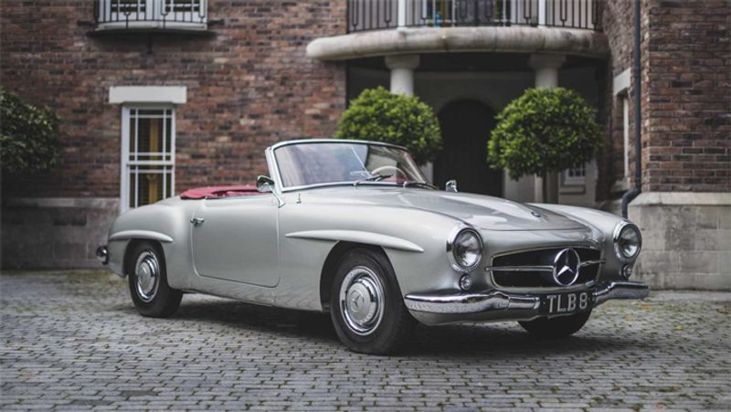 इसके साथ ही उनके पास एक मर्सिडीज-बेंज 190SL भी हैं। ये मॉडल 1955-63 का बीच का हो सकता है। इस गाड़ी का लुक और फीचर्स कमाल के है। इसमें 1.9 एल स्ट्रेट-फोर एसओएचसी इंजन है, जो 104 हॉर्सपावर एनर्जी प्रोड्यूस कर सकता है।