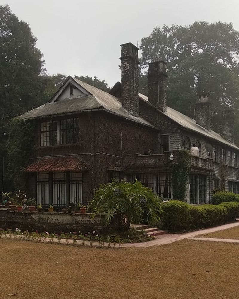 বাড়ির বাইরের লুক এক কথায় পোরো। কিন্তু ভেতর বাড়ি সুন্দর করে সাজানো। মাত্র ২০০০ টাকায় মিলবে বিলাশ বহুল ঘর। রাতের অন্ধকারে হালকা আলো ও মেঘের খেলায় শিহরণ হওয়াটা অস্বাভাবিক নয়।