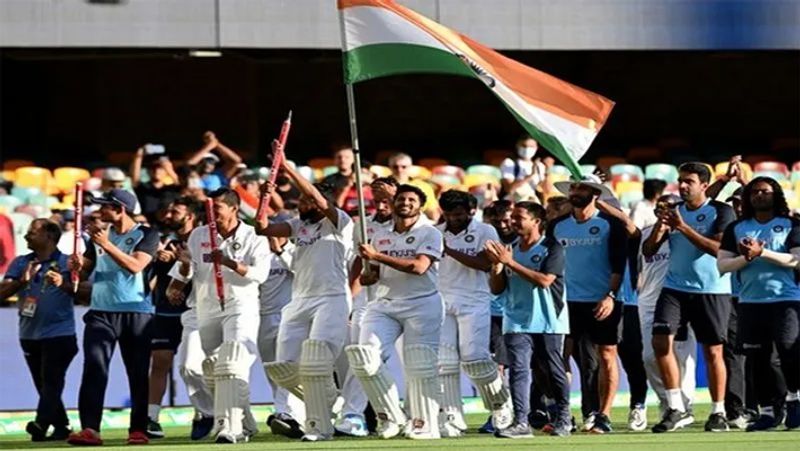 बता दें कि भारतीय क्रिकेट टीम ने मंगलवार को ऑस्ट्रेलिया में इतिहास रचा। चार मैचों की टेस्ट सीरीज में भारत ने पहला मैच हारने के बाद बेहतरीन कमबैक किया और दूसरे में जीत दर्ज की। वहीं, तीसरे मैच को ड्रॉ करवाया और आखिरी मैच में ऑस्ट्रेलिया को 3 विकेट से मात दी और सीरीज 2-1 से जीती।