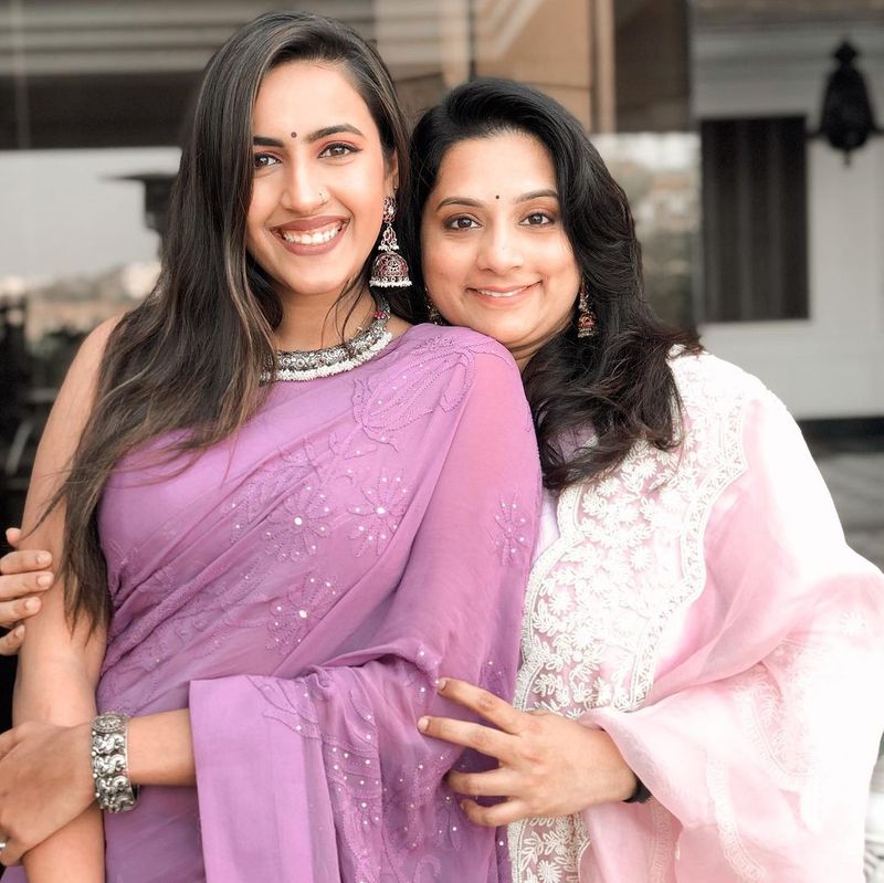 పెళ్లి బట్టలలో నోటిఫై వేలు పెట్టి ఇష్.. అంటున్న నిహారిక ఫోటో మెస్మరైజ్ చేస్తుంది. మరో ప్రక్క నిహారిక దాస్తున్న, జోసెఫ్ కి మాత్రమే తెలిసిన ఆ రహస్యం ఏమిటని ఫ్యాన్స్ బుర్ర గోక్కుంటున్నారు.