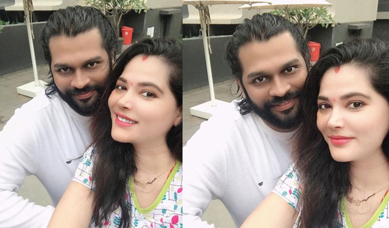 सीमा सिंह को अक्सर पति सौरव के साथ इंस्टाग्राम पर फोटो शेयर करके देखा जाता रहा है। दोनों ने 13 मार्च, 2019 को शादी की थी। जितनी इंटरेस्टिंग इनकी जोड़ी है उतनी ही प्यारी इनकी लव स्टोरी भी रही है। 
