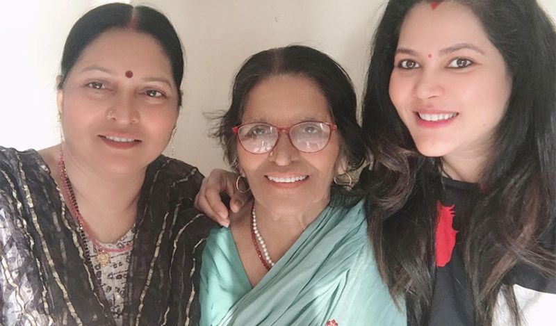 अगर सीमा सिंह के इंस्टाग्राम अकाउंट पर इन दिनों नजर डाली जाए तो वो पति सौरव और परिवारवालों के साथ अपने प्रेग्नेंसी टाइम को इन्जॉय कर रही हैं। 