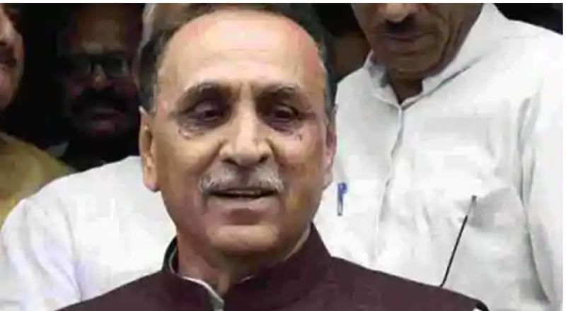 ప్రస్తుతం ఆయన ఆరోగ్యం నిలకడగానే ఉందని స్థానిక బీజేపీ నాయకులు వెల్లడించారు. వడోదరలో ఎన్నికల ర్యాలీలో ప్రసంగిస్తుండగా సీఎంకు కళ్లు తిరిగాయనీ దీంతో అప్రమత్తమైన భద్రతా సిబ్బంది పడిపోకుండా పట్టుకున్నారని బీజేపీ నేత భరత్ తెలిపారు. ఆ తరువాత రూపానీని వడోదర నుంచి అహ్మదాబాద్కు హెలికాప్టర్లో తరలించామని తెలిపారు.