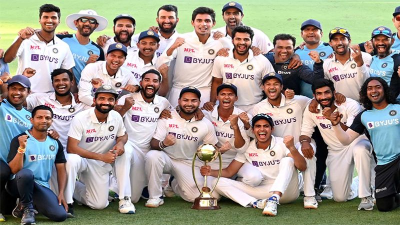 बता दें कि भारतीय क्रिकेट टीम ने मंगलवार को ऑस्ट्रेलिया में इतिहास रचा। भारत ने चार मैचों की टेस्ट सीरीज में पहला मैच हारने के बाद बेहतरीन कमबैक किया और दूसरे में जीत दर्ज की। वहीं, तीसरे मैच को ड्रॉ करवाया और आखिरी मैच में ऑस्ट्रेलिया को 3 विकेट से मात दी।