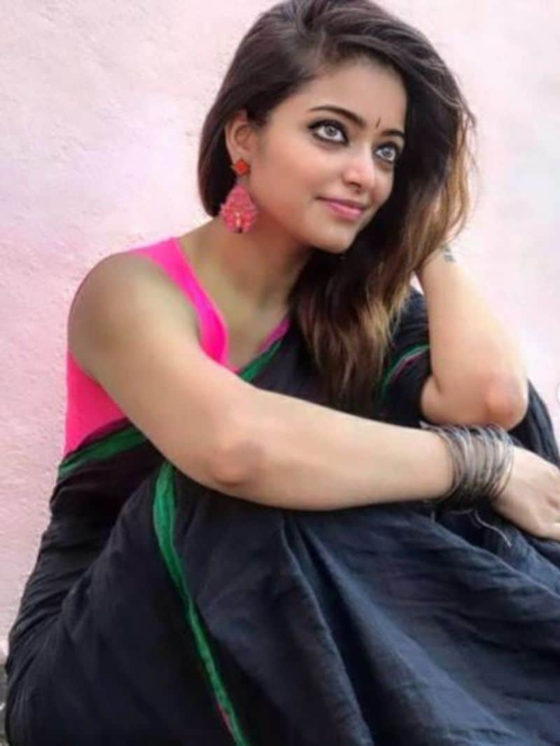 கருப்பு நிற சேலையில் கொள்ளை அழகு 