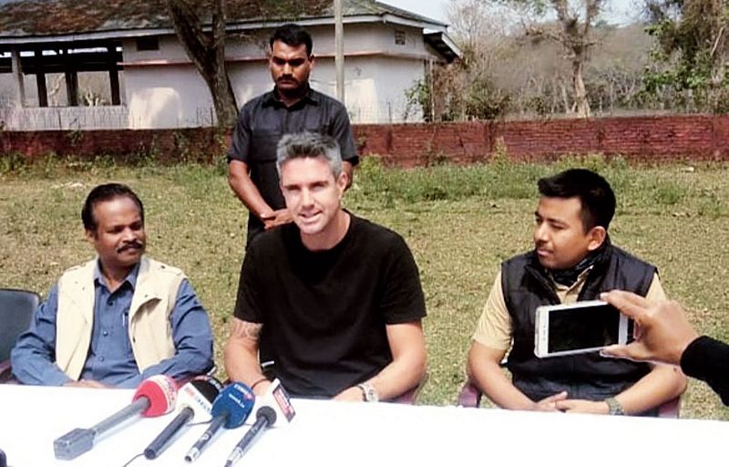 ऐसे शुरू हुई UPSC की तैयारी
वह कहते हैं, “यह साल 1993 की बात है। पश्चिम बंगाल कैडर के मनोज कुमार को यहाँ भागीय वन अधिकारी (DFO) के रूप में तैनात गया था। उन्होंने जंगलों के प्रति मेरे प्यार को पहचाना और मुझे वन सेवा में शामिल होने की सलाह दी।”
पार्ट टाइम जॉब और ट्यूशन पढ़ाकर किया गुजारा
अधिकारी मनोज कुमार की सलाह के बाद, शिव ने पार्ट टाइम नौकरी शुरू कर दी, ताकि वह खुद का खर्च निकाल सकें। वह कहते हैं, “अपने माता-पिता को समझाने के बाद, मैंने वन विभाग के फोन बूथ और प्रिंटिंग प्रेस में काम करना शुरू कर दिया। मैं बच्चों को ट्यूशन भी पढ़ाता था।”