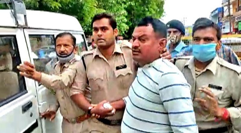 विकास दुबे और प्रभात मिश्रा के एनकाउंटर की जांच न्यायिक टीम ने की थी। जांच रिपोर्ट में एनकाउंटर को सही मानते हुए पुलिस को क्लीन चिट दी गई है। डीएम आलोक तिवारी का कहना है कि जांच रिपोर्ट शासन को भेज दी गई है पुलिस को इसमें क्लीन चिट मिली है।