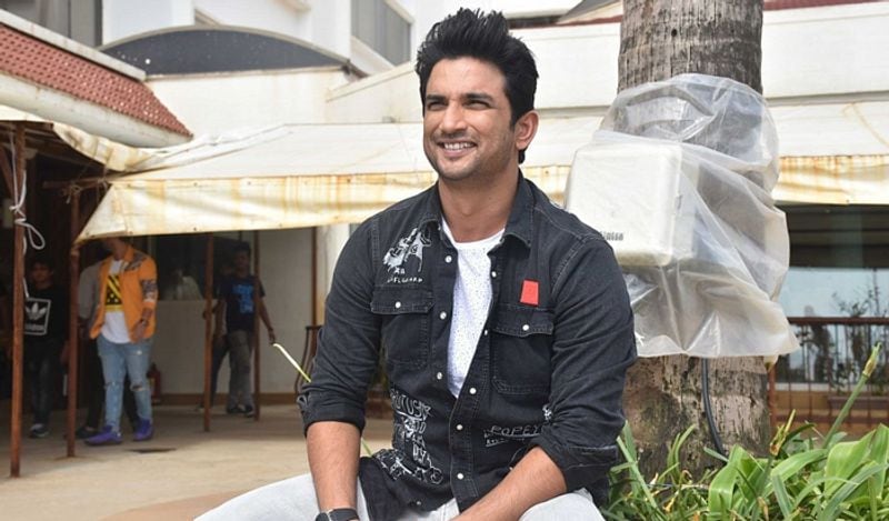 তবে ছড়িয়ে ছড়িয়ে নানা ইঙ্গিত রেখে গিয়েছেন বোধহয় খোদ তারকাই। লকডাউনে কাটানো দীর্ঘ তিনমাস। অন্দরমহলে ঠিক কী ভটেছিল জানা নেই কারুর। 