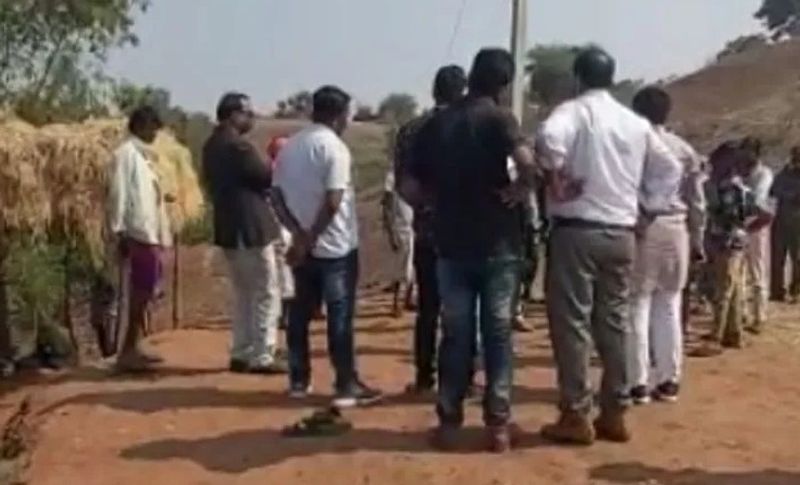 मृतक मुकेश के घर भगतपुरा में दिलासा देने वालों की भीड़ लग रही है। जहां मातम की चीखें सुनाई दे रही हैं, जो बूढ़े मां-बाप अपने जवान बेटे-बहू-बेटी और पोता-पोती के जाने से बिलख रहे हैं। उन्होंने जिस बेटे को दो वक्त की रोटी कमाने के लिए भेजा था, अब वहीं बेटा इस दुनिया को छोड़कर चला गया। माता-पिता कहते हैं कि हम किसके सहारे जिएंगे।
