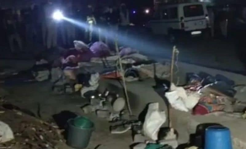 बता दें कि भगतपुरा गांव के रहने वाला मुकेश 20 दिन पहले परिवार के साथ मजदूरी के लिए सूरत गया था। यहां वह अपनी पत्नी के सात दिन में दिहाड़ी करके रात को फुटपाथ पर अपना आशियाना बनाकर सो जाता था, लेकिन यही आशियाना उसकी मौत की वजह बन गया। काल बनकर आया एक ट्रक उसके साथ साथ उसकी पत्नी लीला (25), बहन मनीषा (18), वनीता (12) और एक बच्ची को भी उड़ाकर ले गया। पांचों के शव एक-दूसरे के पास खून से लथपथ हालत में पड़े थे। यह दर्दनाक सीन देखने वालों का भी दिल दहल गया।
