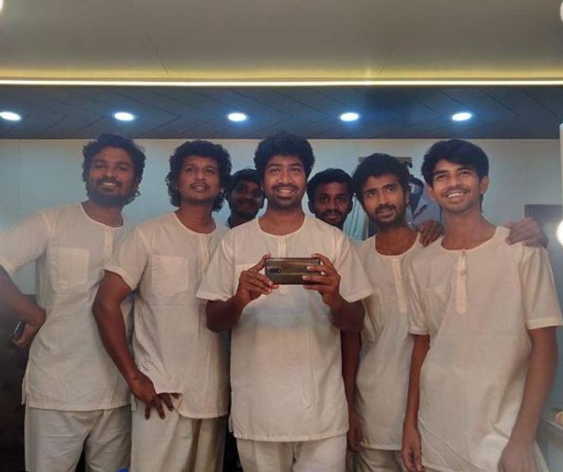 இந்த நிலையில் ’மாஸ்டர்’ பட குழுவினர்களுடன் தான் இருக்கும் புகைப்படத்தை தீனா தனது சமூக வலைதளப் பக்கத்தில் பதிவு செய்த போது, அதற்கு ஒரு ரசிகர், ‘ நீ இந்த படத்தில் வந்ததே ஏழு செகண்ட் தாண்டா’ என்று கிண்டல் செய்திருந்தார். 