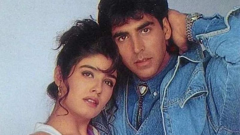 फिल्म मोहरा की शूटिंग के दौरान अक्षय और रवीना काफी करीब आ गए थे। कहा जाता है कि दोनों ने गुपचुप तरीके से मंदिर में सगाई भी कर ली थी। लेकिन अक्षय ने रवीना को धोखा दिया और उन्हें छोड़ दिया। इस हादसे के बाद रवीना डिप्रेशन में चली गई थी। 