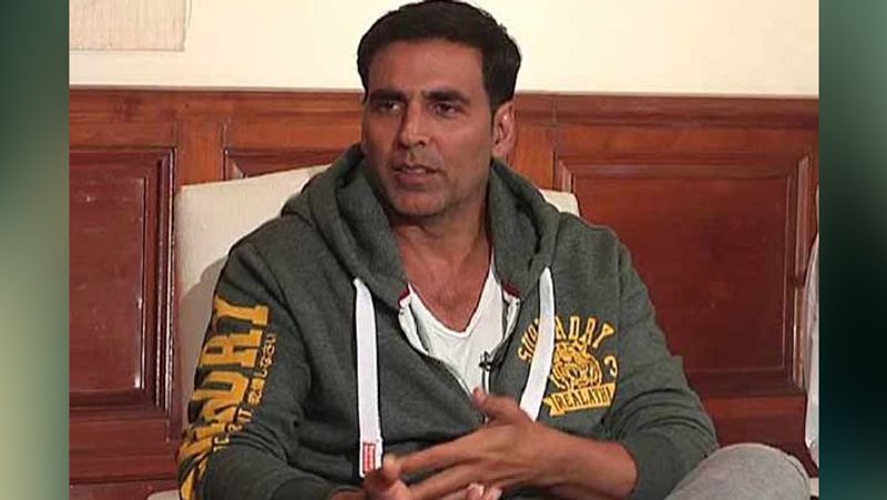 उन्होंने आगे बताया था- मैंने जब उसे मना किया तो वो मुझे छोड़कर चली गई। फिर कपिल ने अक्षय से सवाल किया कि आखिर उन्होंने इस वाक्ये से क्या सीखा। तो अक्षय बोले- फिर मैं पूरी तरह से बदल गया और यूटर्न ले लिया। 