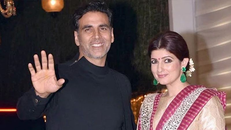 फिल्म 'इंटरनेशनल खिलाड़ी' की शूटिंग के दौरान दोनों का प्यार परवान चढ़ा। दोनों की नजदीकियां बढ़ी और अक्षय ने ट्विंकल को शादी के लिए प्रपोज कर दिया। ट्विंकल भी राजी हो गई। एक इंटरव्यू में ट्विंकल ने अपनी अक्षय के साथ लव स्टोरी के बारे में बात करते हुए बताया था कि जब उन्होंने अक्षय को डेट करना शुरू किया तब वह एक लंबे रिलेशनशिप से बाहर निकली थीं और किसी के साथ कुछ दिनों के लिए एन्जॉय करना चाहती थीं।