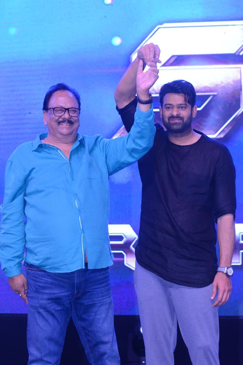 ప్రభాస్ ప్రస్తుతం పాన్ ఇండియా స్టార్గా రాణిస్తున్నారు. `బాహుబలి`తో ఆయన రేంజే మారిపోయింది. అయితే ఆయన ఏ రేంజ్ స్టార్ గా ఎదిగినా, ప్రారంభం మాత్రం రెబల్ స్టార్ కృష్ణంరాజు వారసుడిగానే కావడం విశేషం.