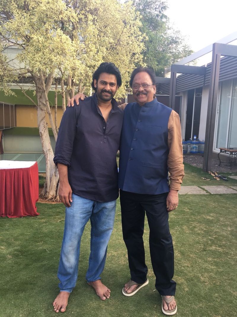 ప్రభాస్ ప్రస్తుతం `రాధేశ్యామ్` చిత్రంలో నటిస్తున్నారు. రాధాకృష్ణకుమార్ దర్శకత్వంలో ఈ సినిమా రూపొందుతుంది. అయితే ఈ ప్రాజెక్ట్ పట్టాలెక్కడానికి కృష్ణంరాజే కారణం. ఆయనే దగ్గరుండి ఈ స్ర్కిప్ట్ ని రాధాకృష్ణ కుమార్తో రెడీ చేయించారు.
