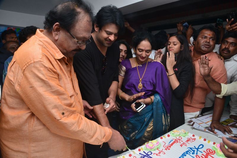 ఇదిలా ఉంటే ప్రభాస్, కృష్ణంరాజు ముచ్చటగా మూడోసారి వెండితెరపై కనిపించనున్నారు. ఇప్పటికే `బిల్లా` చిత్రంలో, అలాగే `రెబల్` చిత్రాల్లో కృష్ణంరాజు పవర్ఫుల్ పాత్రల్లో నటించిన విషయం తెలిసిందే. తాజాగా సినిమా కోసం రెబల్ స్టార్ ఫ్యాన్స్ ఈగర్గా వెయిట్ చేస్తున్నారు.
