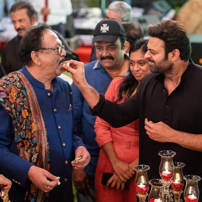 ప్రభాస్ పెళ్లిపై కృష్ణంరాజు స్పందించారు. గతంలో అమ్మాయిని చూస్తున్నామని చెప్పిన కృష్ణంరాజు `ప్రభాస్ పెళ్లి కోసం అంతా ఎదురుచూస్తున్నారగా.. తాను కూడా అందుకోసం ఎదురుచూస్తున్నానని.. అయినప్పుడు చూద్దామ`ని తాజాగా తెలిపారు. అంటే ఇప్పట్లో ప్రభాస్ పెళ్లి లేదని పరోక్షంగా హింట్ ఇచ్చాడు.