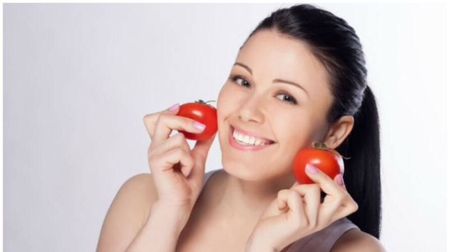 മുഖത്തെ ചുളിവുകൾ അകറ്റാൻ തക്കാളി ഇങ്ങനെ ഉപയോ ഗിച്ച് നോക്കൂ tomato