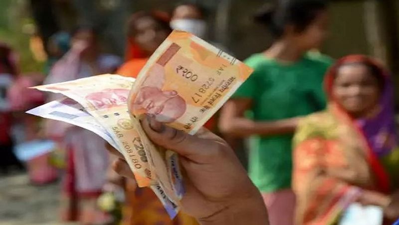 प्रधानमंत्री जन धन योजना (PMJDY) के अगले चरण में सरकार ने यह लक्ष्य रखा कि देश में हर परिवार की जगह हर उस व्यक्ति को इस योजना से जोड़ा जाए, जिन्हें अभी तक किसी तरह की कोई बैंकिंग सुविधा नहीं मिली है। इस मकसद को पूरा करने के लिए लोगों को इस योजना के फायदों के बारे में बताया गया और जीरो बैलेंस पर उनके खाते बैंकों में खोले गए। (फाइल फोटो)