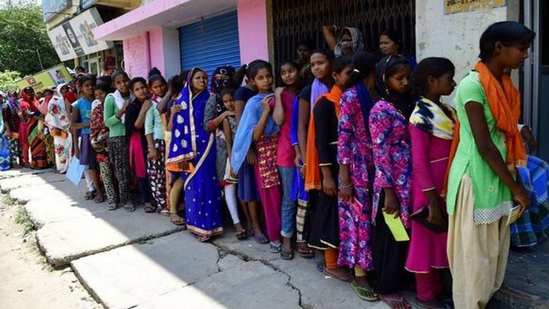 अगर किसी का जन धन खाता है, तो जरूरत पड़ने पर वह ओवरड्रॉफ्ट के जरिए अपने खाते से 10,000 रुपए तक निकाल सकता है। इसका मतलब है कि अकाउंट में पैसा नहीं होने पर भी खाताधारक बैंक से पैसा ले सकता है। यह सुविधा तभी मिलती है, जब जन धन खाते को कुछ महीने तक ठीक से चलाया जाए। (फाइल फोटो)