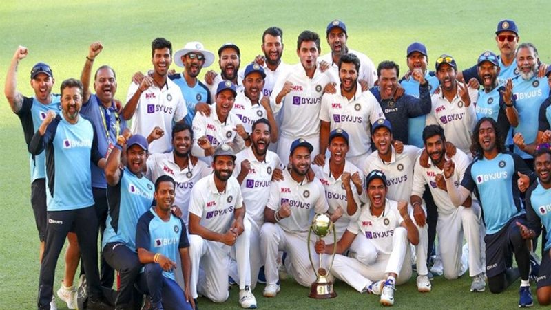 <p>অস্ট্রেলিয়ায় ৪ ম্য়াচের টেস্ট সিরিজে প্রথম ম্য়াচে লজ্জার হার হয়েছিল ভারতীয় দলের। তারপর ঘুড়ে দাঁড়িয়ে দ্বিতীয় ম্যাচে জয় পায় টিম ইন্ডিয়া। তৃতীয় ম্যাচ ড্র করার পর চতুর্থ ম্যাচ জিতে সিরিজ জিতে নেয় মেন ইন ব্লুরা।<br />
</p>