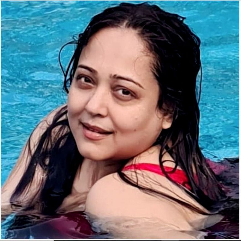 <p>সুইমিংপুলের নীল জলে জলকেলিতে মত্ত অপারাজিতা। ভেজা শরীরে লাল সুইম স্যুটে উষ্ণতা যেন চুঁইয়ে পড়েছে চিনির মা-র।<br />
</p>