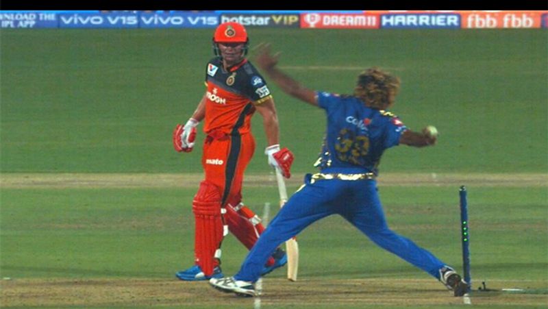 इसी गेंद की वजह से विराट कोहली की टीम RCB को हार मिली। बाद में पता चला कि ये नो बॉल थी, जिसपर अंपायर का ध्यान तक नहीं गया था। इसके बाद कप्तान कोहली इस कदर आग बबुला हो गए कि अंपायरों को जमकर खरी-खोटी सुनाई और कहा कि यह आईपीएल है, कोई कल्ब क्रिकेट नहीं, अंपायरों को आंखें खोलकर रखनी चाहिए।