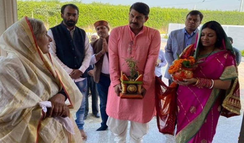 बता दें, मनोज और सुरभि लॉकडाउन में अप्रैल के महीने में शादी की थी। उनकी इस प्यारी बेटी के नामकरण समारोह में कई जानी-मानी हस्तियां सान्विका तिवारी को आशीर्वाद देने पहुंची थी। 