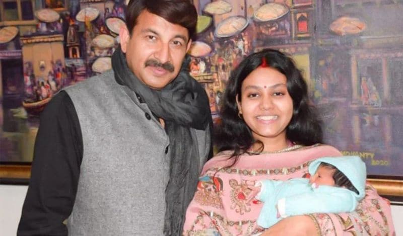 सांसद मनोज तिवारी की सुरभि से दूसरी शादी है। बिहार की राजधानी पटना की रहने वाली सुरभि तिवारी जानी मानी गायिका हैं। वहीं, रानी की बात की जाए तो वो भारतीय क्रिकेटर महेंद्र सिंह पांडे के मैनेजर रहे अरुण पांडे की बहन हैं।
