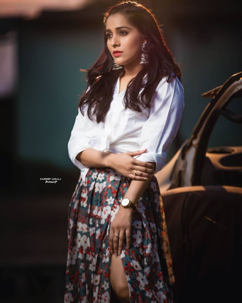 ఇక రష్మీ గౌతమ్ లేటెస్ట్ మూవీ బొమ్మ బ్లాక్ బస్టర్ విడుదలకు సిద్ధంగా ఉంది. థియేటర్స్ కొరత కారణంగా విడుదల వాయిదా పడుతున్నట్లు సమాచారం.
